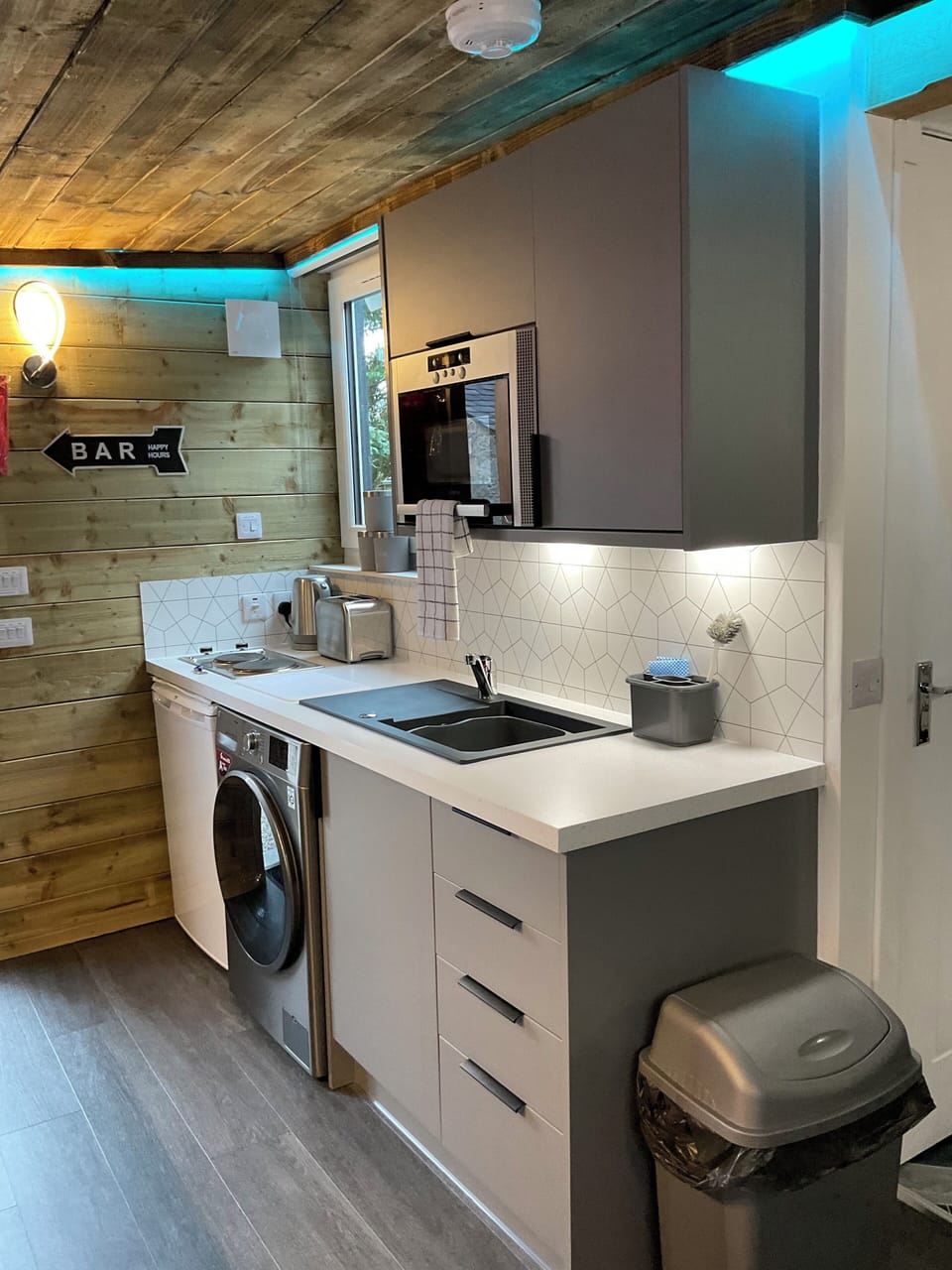 Cabin (WEE SNUG) | Private kitchenette | Full-size fridge, microwave, stovetop, electric kettle