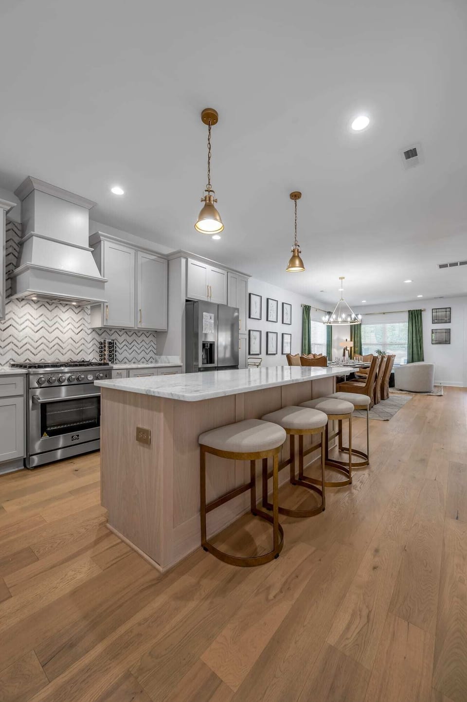 Cook together, eat together — the island seats four and opens straight into the dining room, so
nobody misses the conversation while dinner is on the stove.