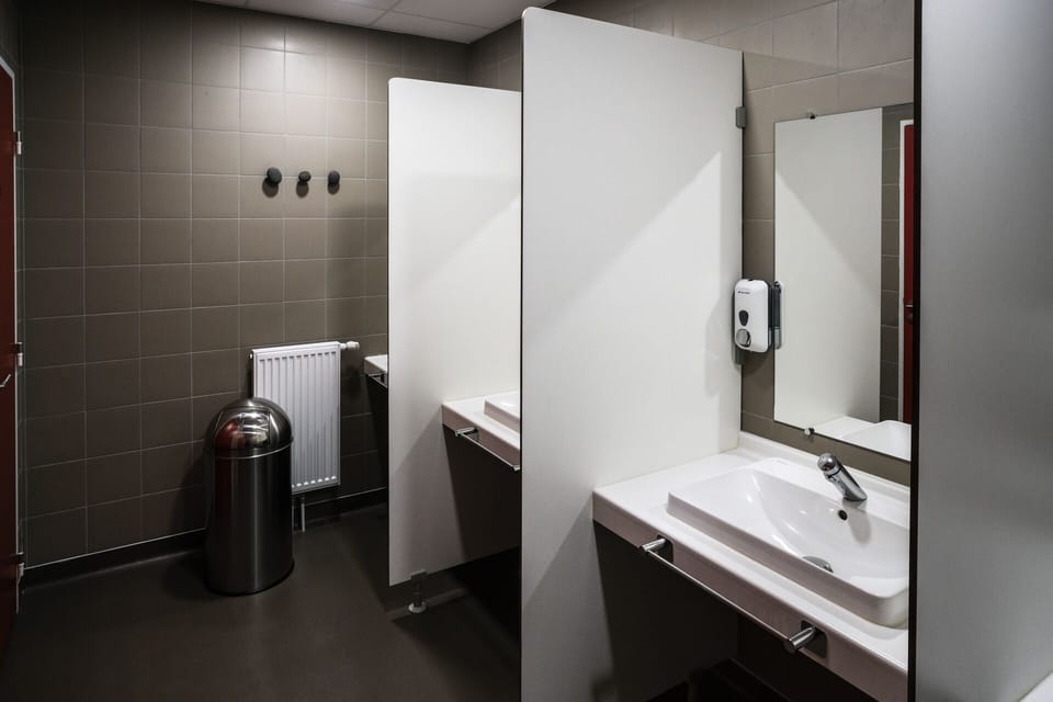 Bed in 6-Bed Male Dormitory with Ensuite Bathroom | Bathroom | Shower