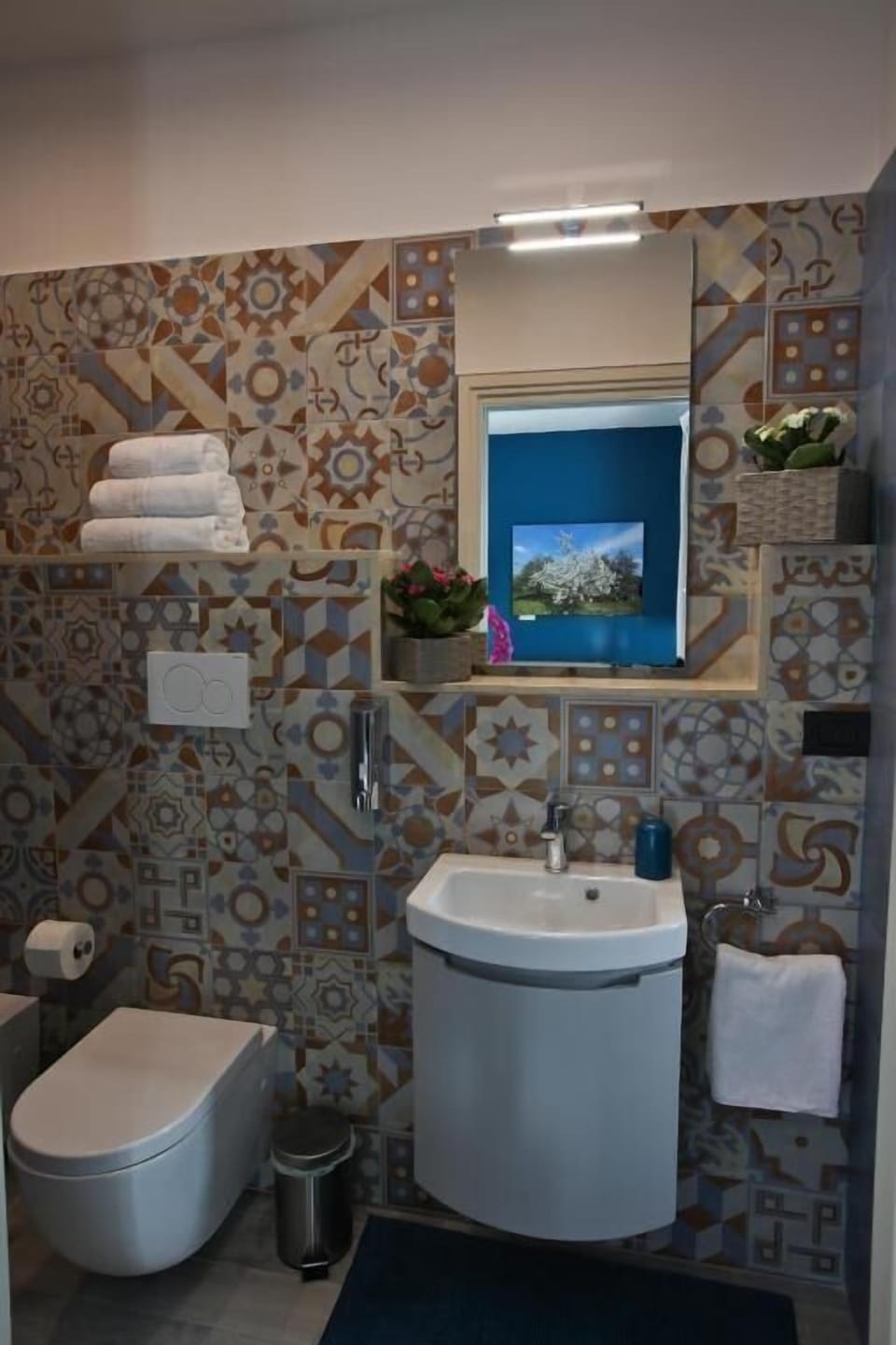 Deluxe Room, 1 Double Bed | Bathroom | Shower, rainfall showerhead, free toiletries, hair dryer