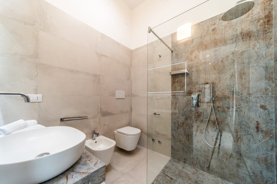 Deluxe Room | Bathroom | Free toiletries, hair dryer, bidet, towels