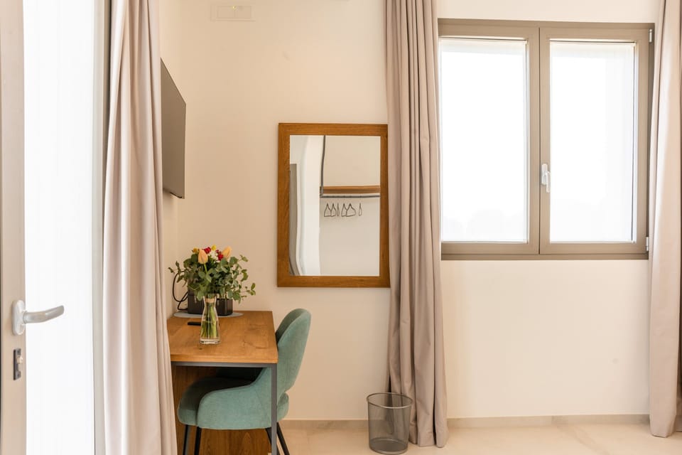 Deluxe Room | Desk, laptop workspace, soundproofing, free WiFi