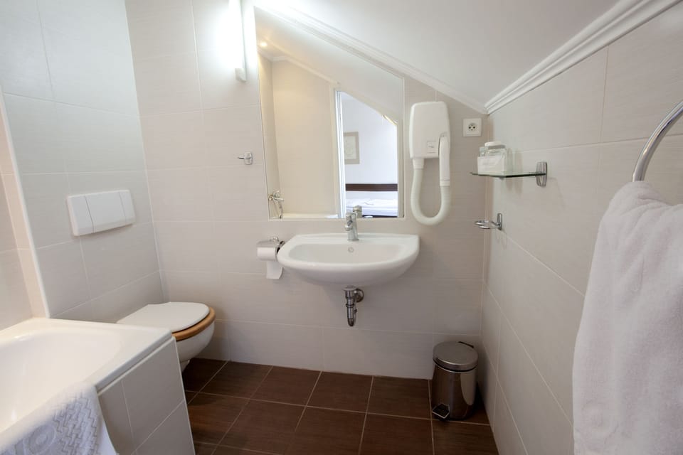 Standard Apartment | Bathroom | Shower, free toiletries, hair dryer, towels