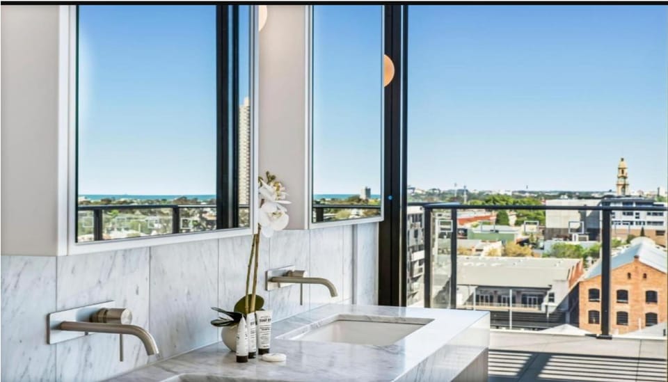 Penthouse | Bathroom | Free toiletries, hair dryer, towels