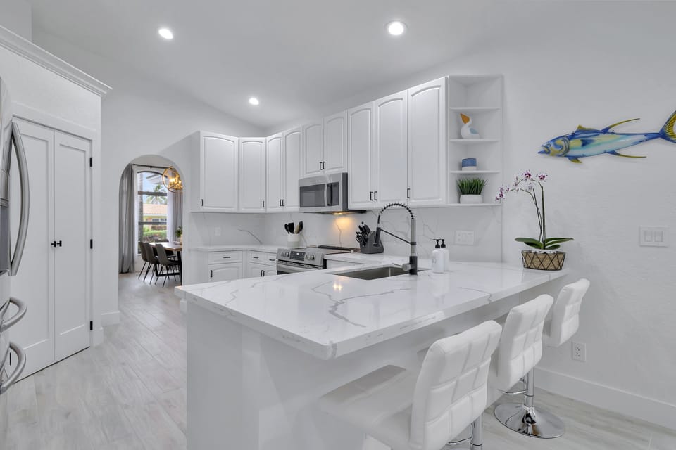 Breakfast bar sits 4