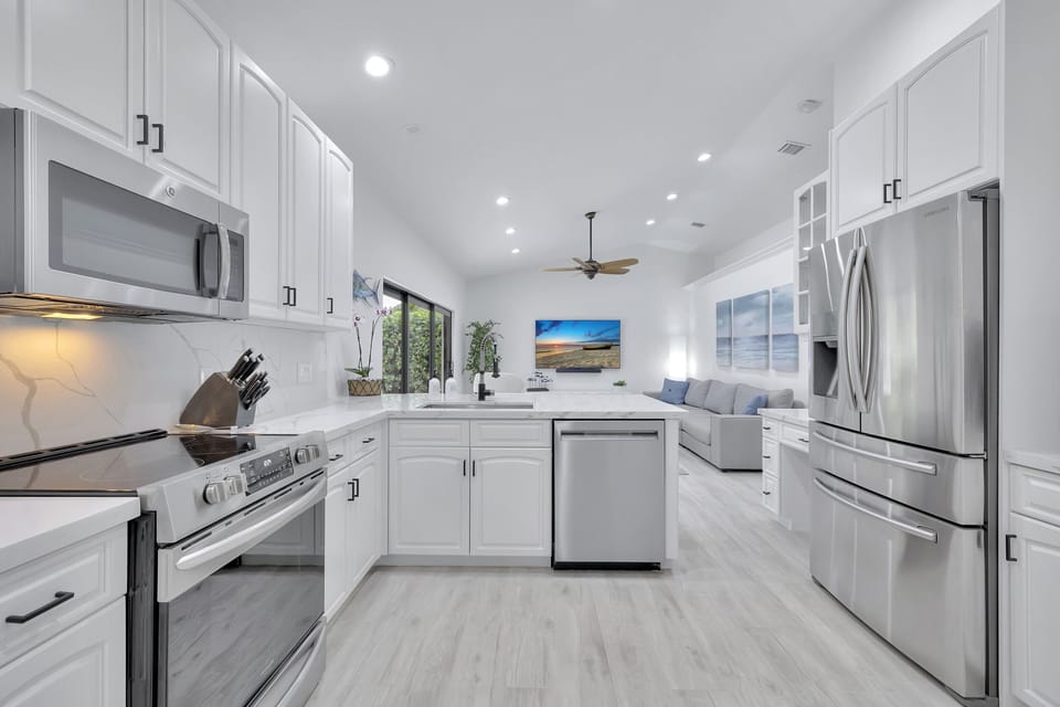 Full kitchen overlooking great room