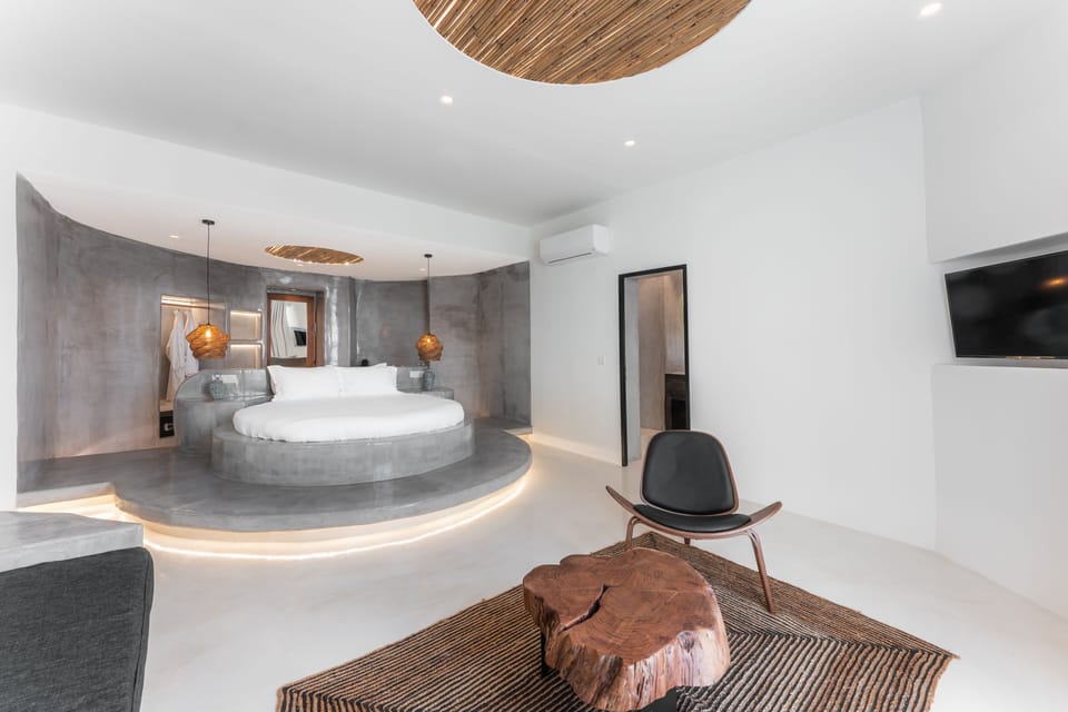 Deluxe Suite with Outdoor Hot Tub & Sea View | Soundproofing, free WiFi, bed sheets