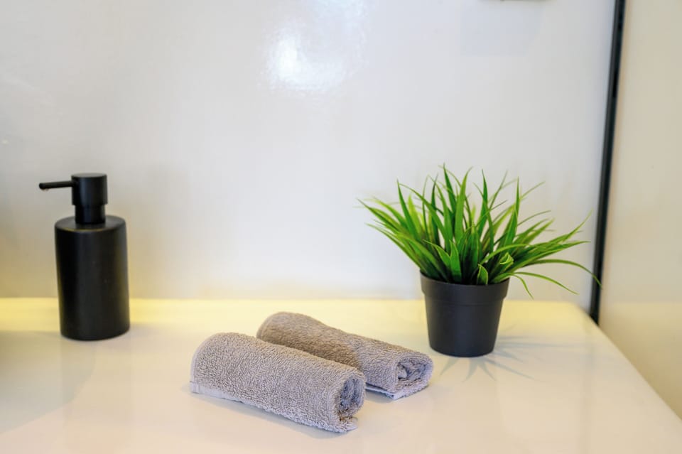 Superior Suite with Outdoor Hot Tub & Sea View | Bathroom | Free toiletries, hair dryer, bathrobes, slippers