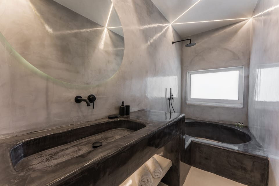 Deluxe Suite with Outdoor Hot Tub & Sea View | Bathroom | Free toiletries, hair dryer, bathrobes, slippers
