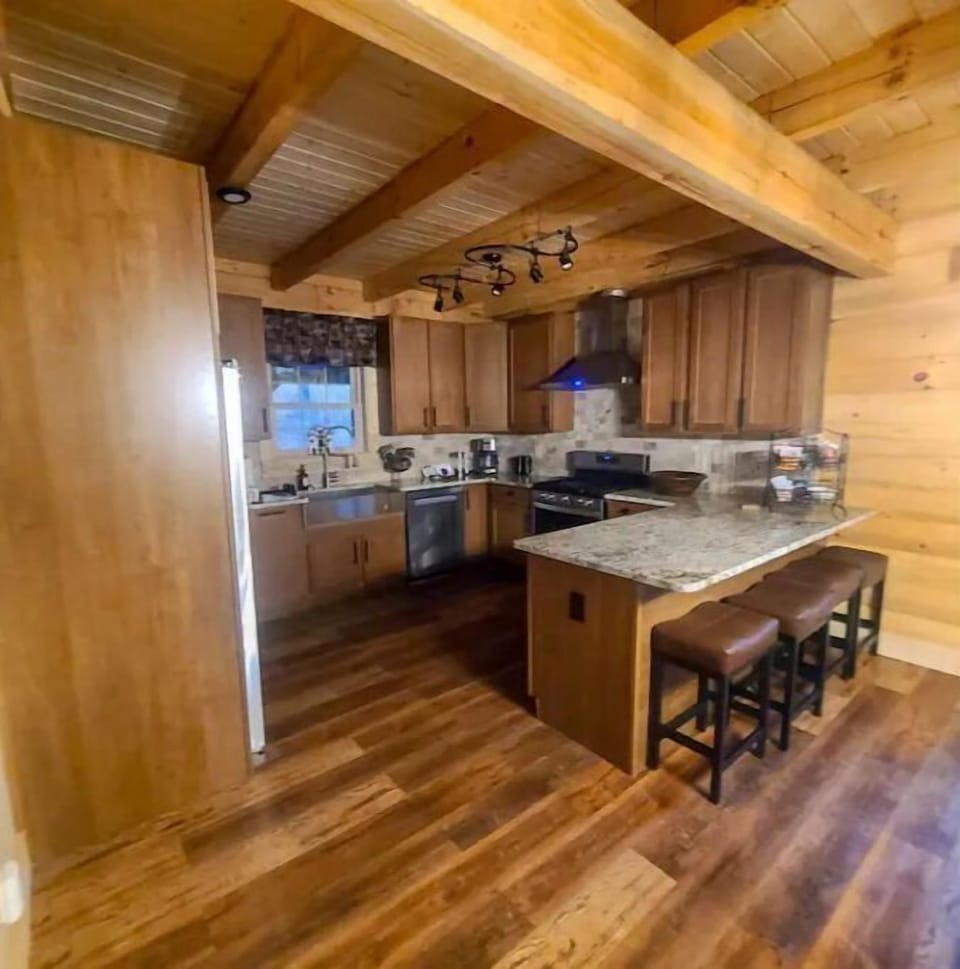 Kitchen with breakfast bar