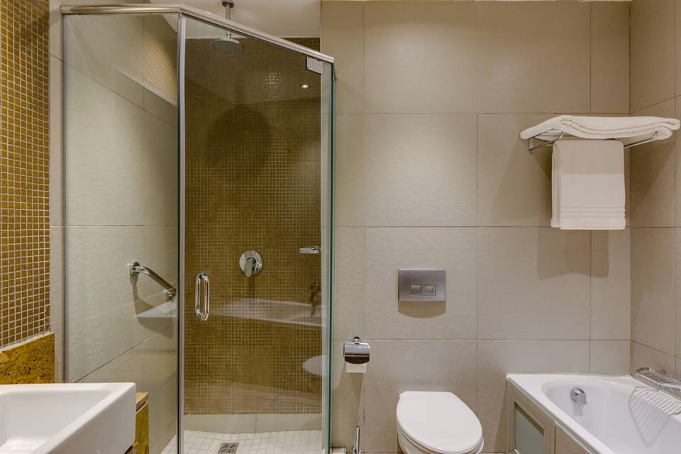 Room, 1 Queen Bed | Bathroom | Rainfall showerhead, free toiletries, hair dryer, towels