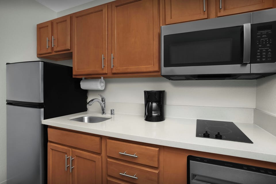 Full-size fridge, microwave, stovetop, dishwasher