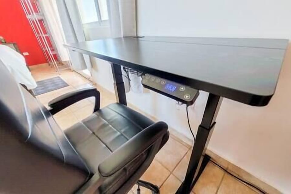 Adjustable height work table