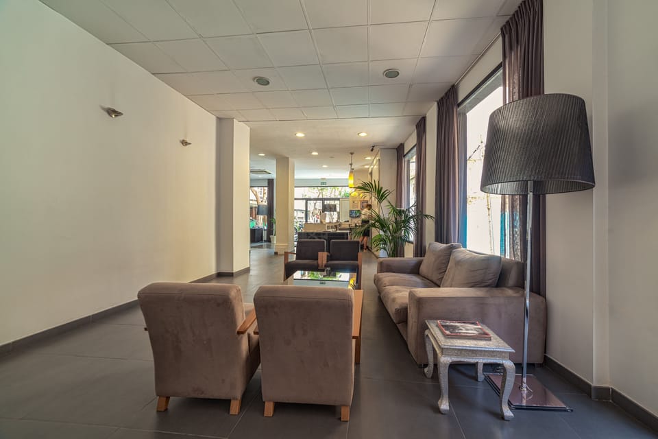 Lobby lounge