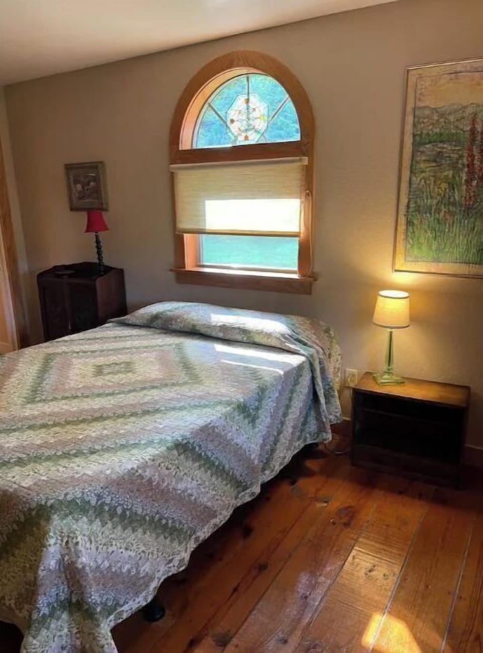 Queen bed.