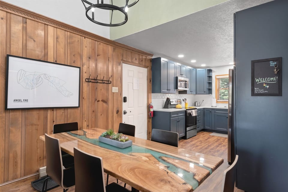 Open floor plan, remodeled kitchen and dinning room table for 6 people