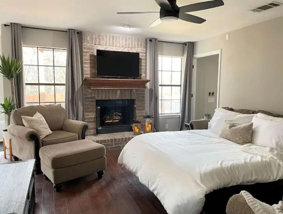 Pull out bed for two downstairs, 43" Roku TV, Gas Log fireplace