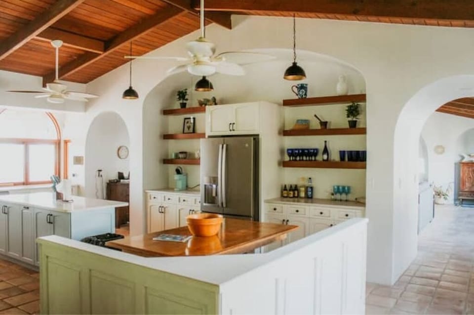 Kitchen breakfast nook 