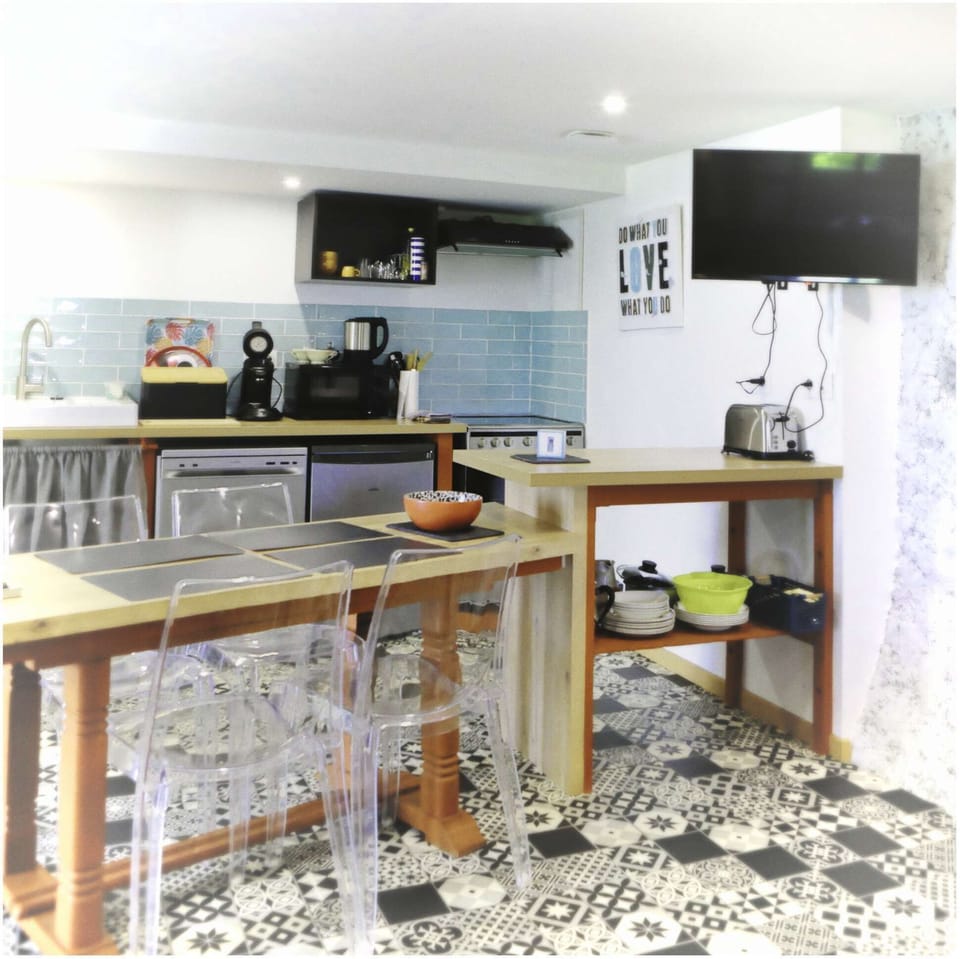 Kitchen, Worktop, Crockery, cooker, wine glass, Microwave, oven, Electric hob, 
freshness in summer, warmth in winter