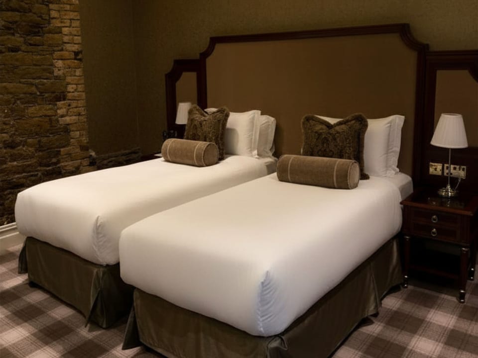 Abbey Twin Room | Desk, iron/ironing board (on request), WiFi (free), bed sheets