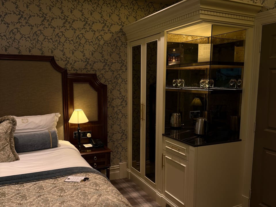 Abbey Double Room | Desk, iron/ironing board (on request), WiFi (free), bed sheets