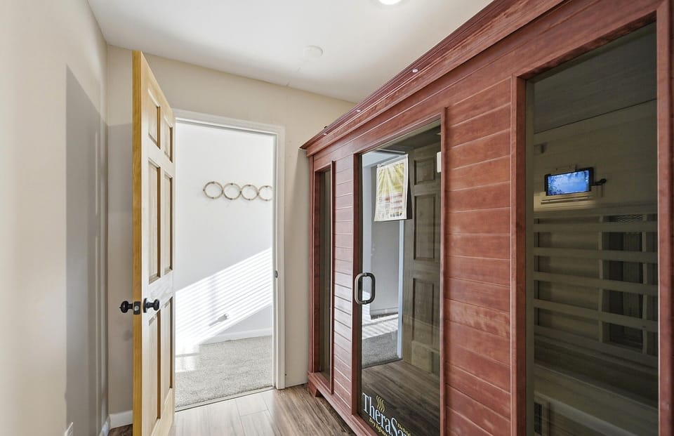 Infrared sauna with built-in screen and glass door