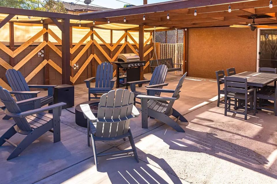 Charming nook with a bench and luggage rack to settle in comfortably