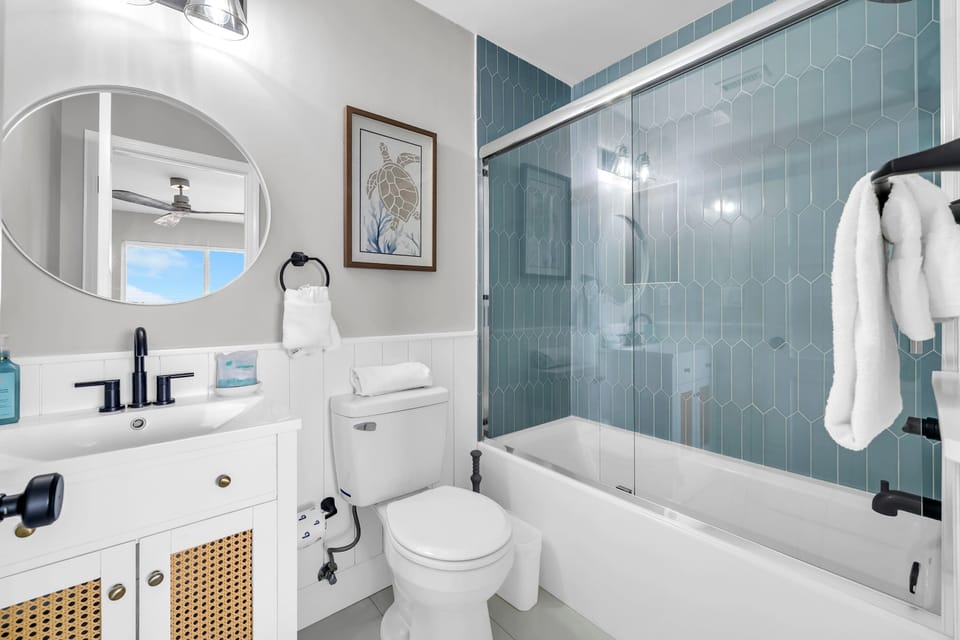 3rd Floor Full Bathroom with Tub/Shower Combo