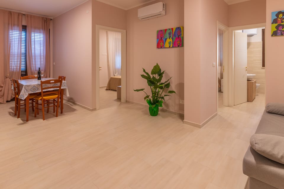 Basic Room | Living area | 40-inch LCD TV with digital channels, TV, fireplace