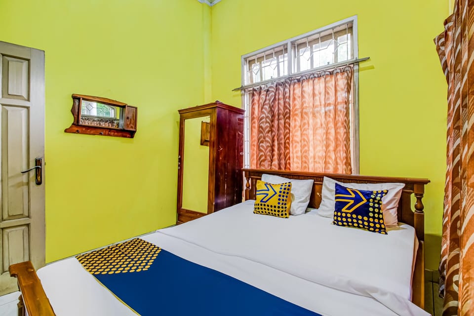 Economy Double Room | Desk, WiFi (free), bed sheets