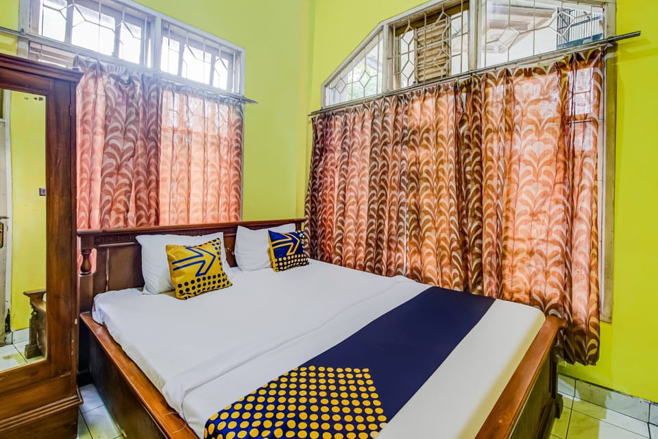 Economy Double Room | Desk, WiFi (free), bed sheets