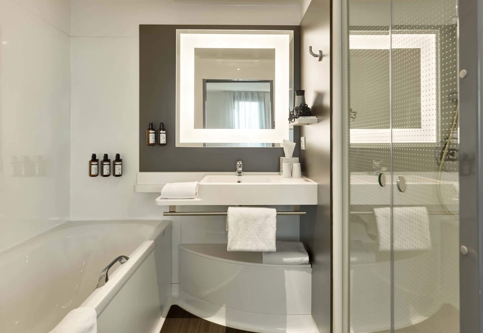 Comfort Double Room, 1 Double Bed, Non Smoking | Bathroom | Combined shower/tub, free toiletries, hair dryer, towels
