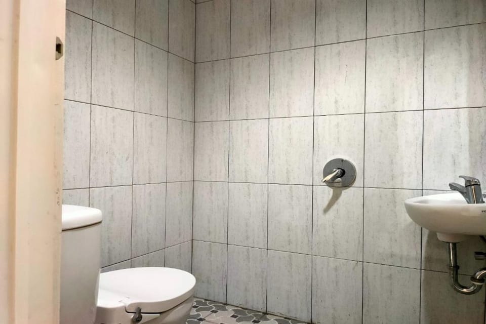 Standard Double Room | Bathroom | Shower, towels, toilet paper