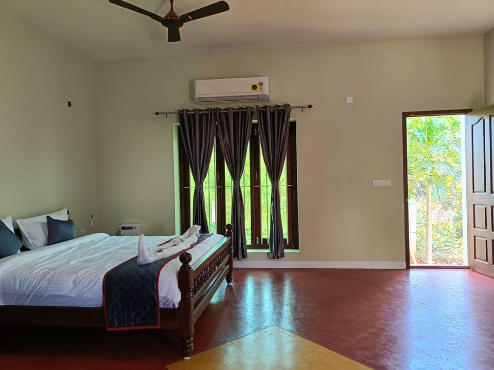 Luxury Double Room | Egyptian cotton sheets, premium bedding, desk, iron/ironing board