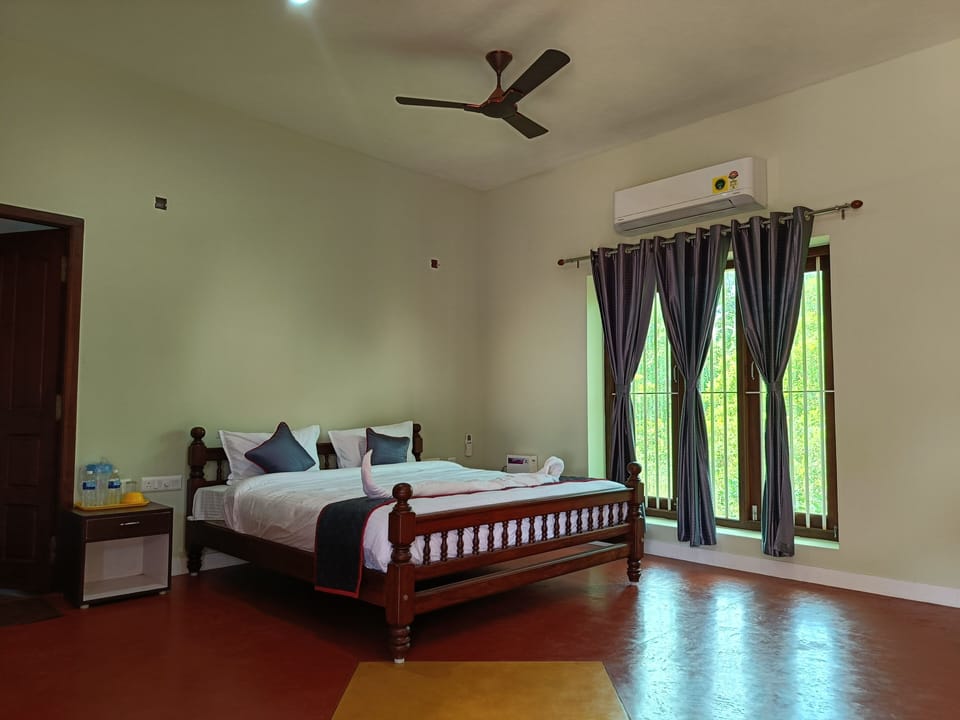 Luxury Double Room | Egyptian cotton sheets, premium bedding, desk, iron/ironing board