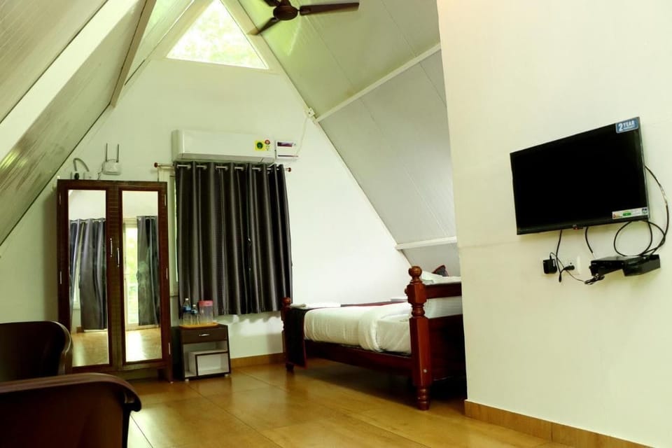 Deluxe Double Room | Egyptian cotton sheets, premium bedding, desk, iron/ironing board