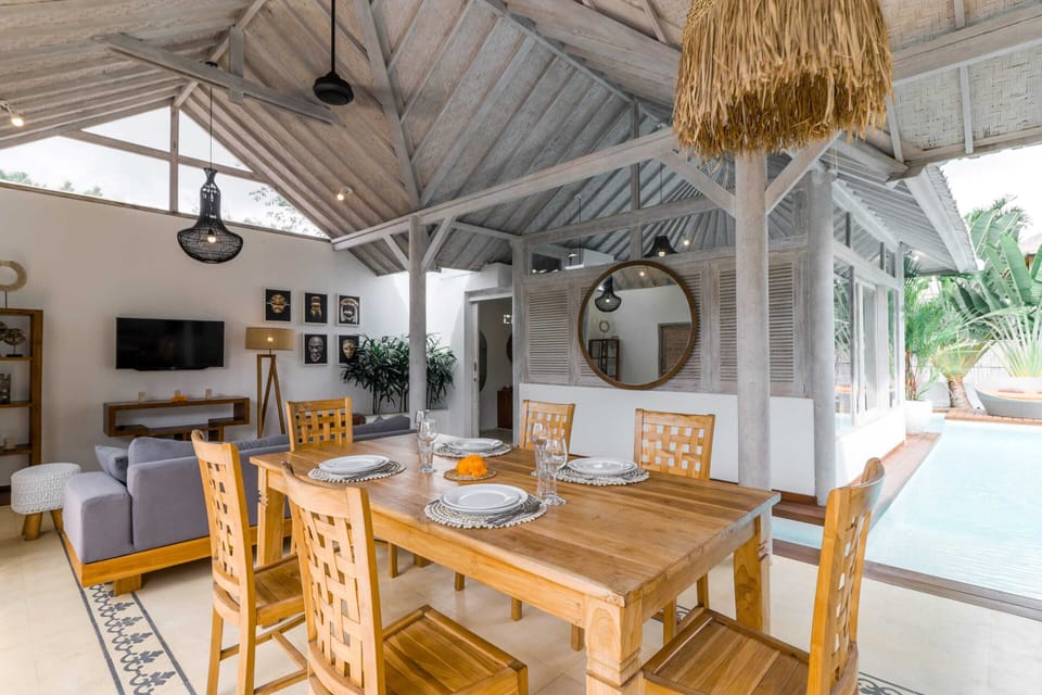Basic Villa, 2 Queen Beds | Dining