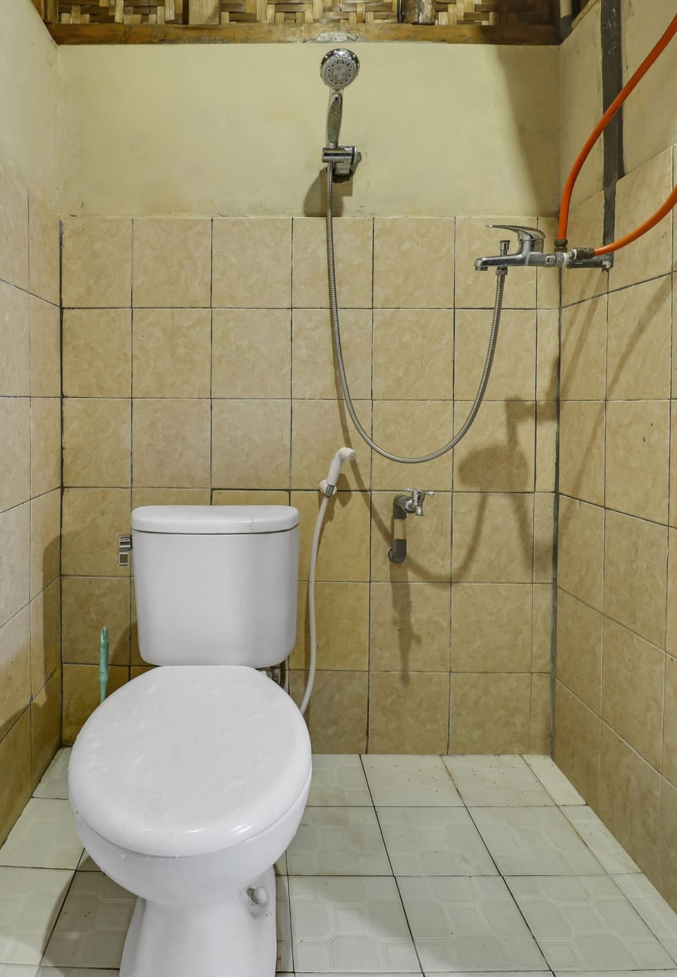 Double Room | Bathroom | Shower, rainfall showerhead, towels, toilet paper