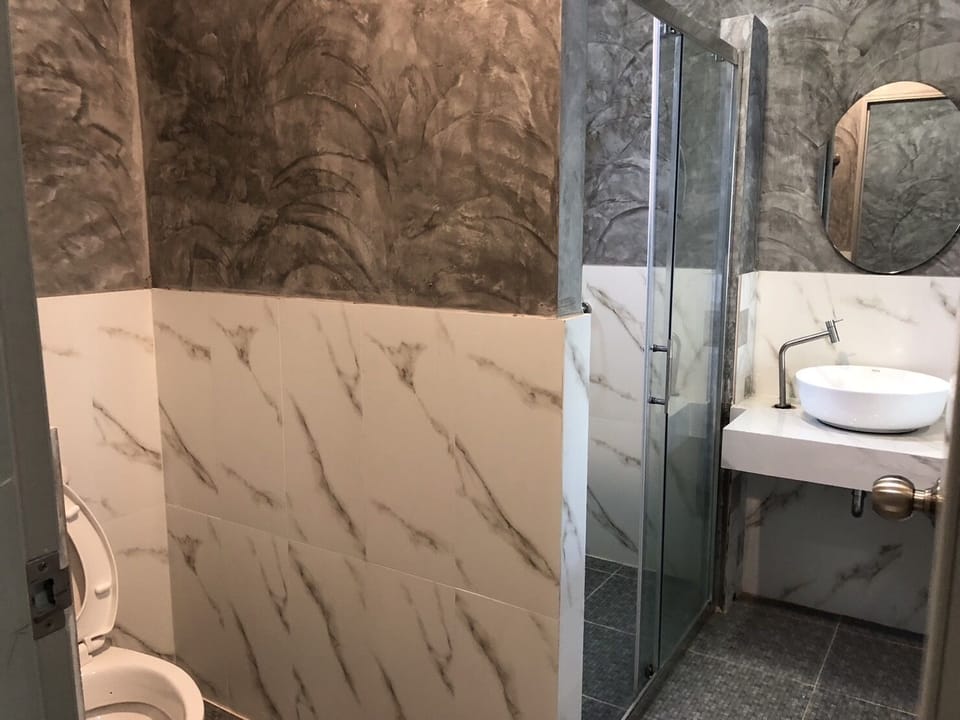 Superior Room | Bathroom | Shower, free toiletries, hair dryer, towels
