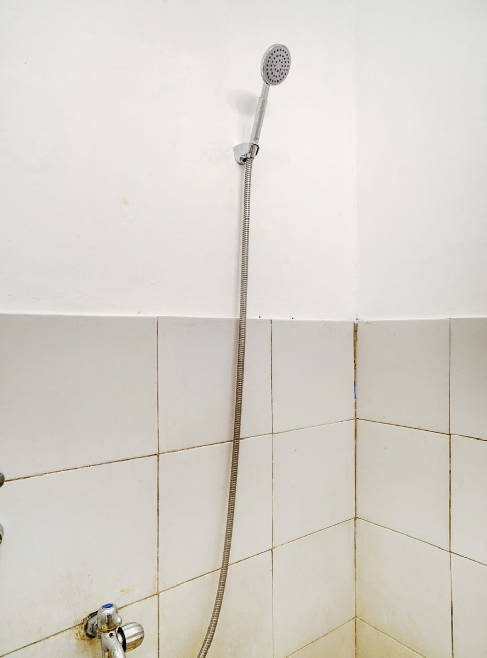Basic Double Room | Bathroom | Shower, towels, toilet paper
