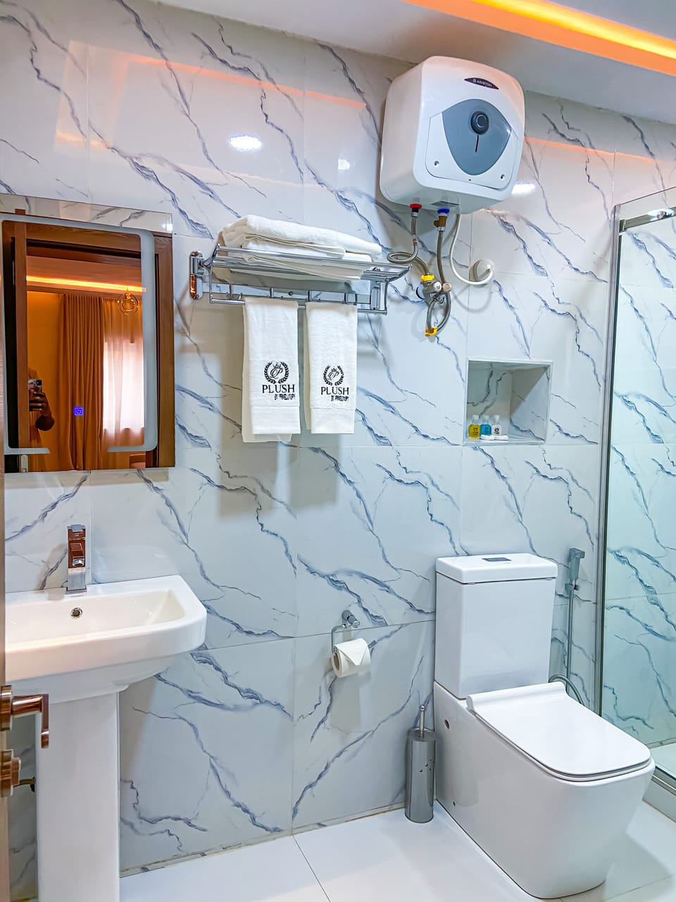 Exclusive Double Room | Bathroom | Shower, free toiletries, towels