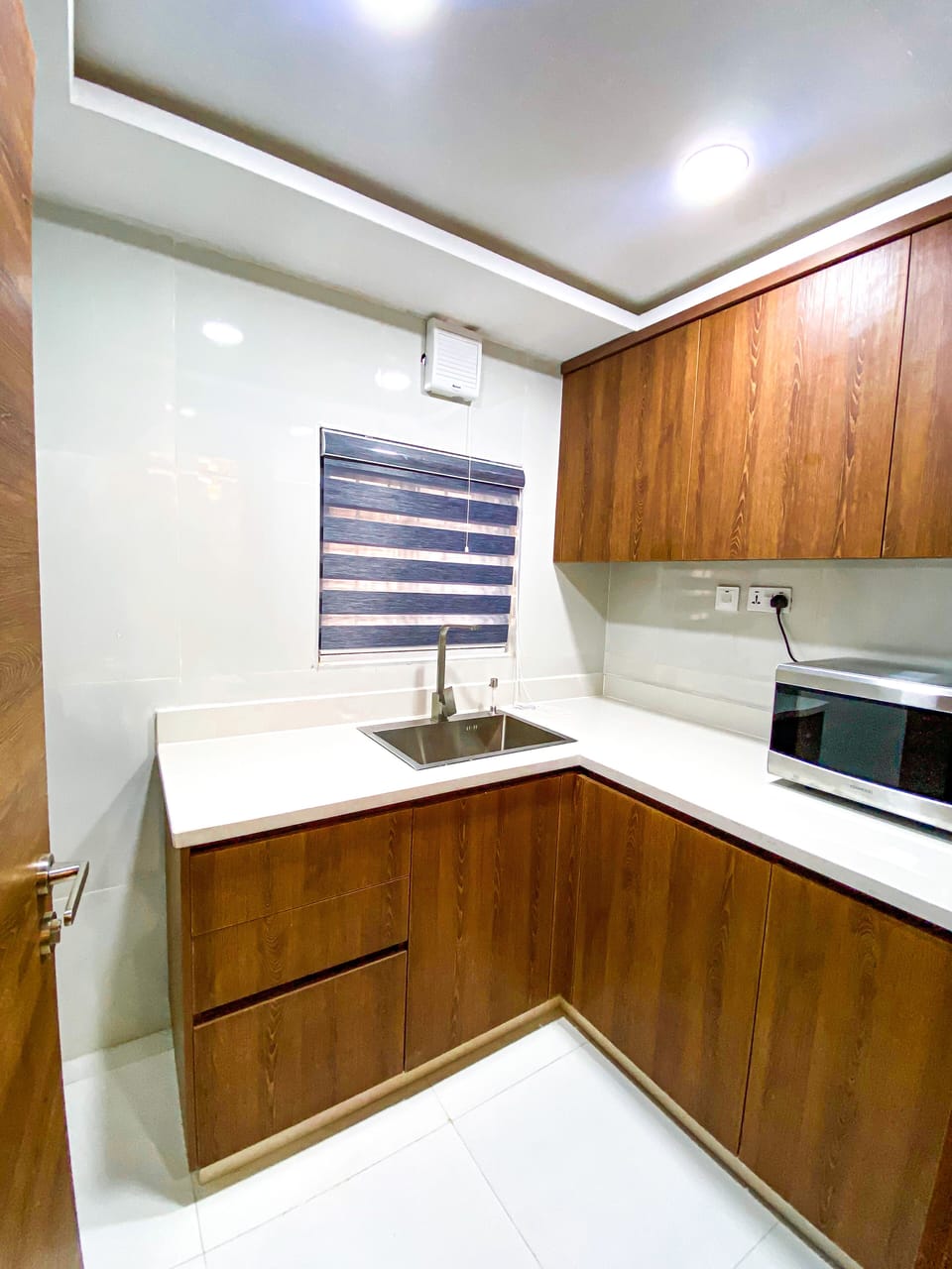 Executive Cabin | Private kitchen | Mini-fridge, microwave, electric kettle
