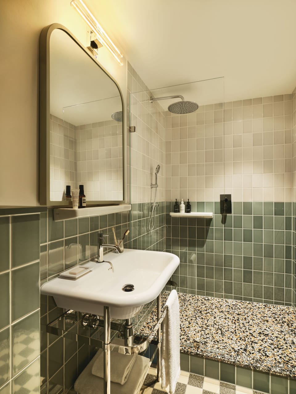Shower, rainfall showerhead, free toiletries, hair dryer