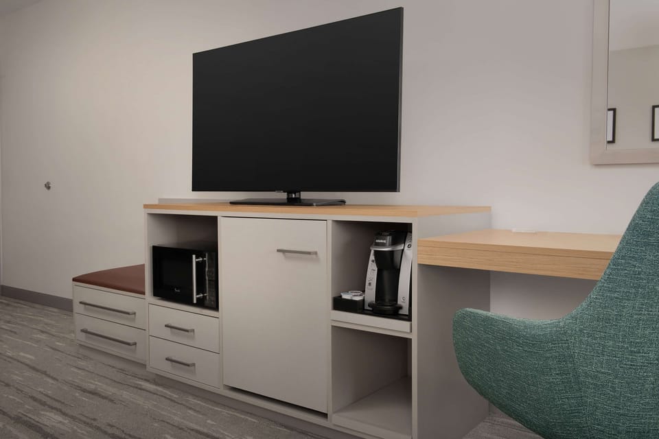 Premium bedding, in-room safe, desk, laptop workspace