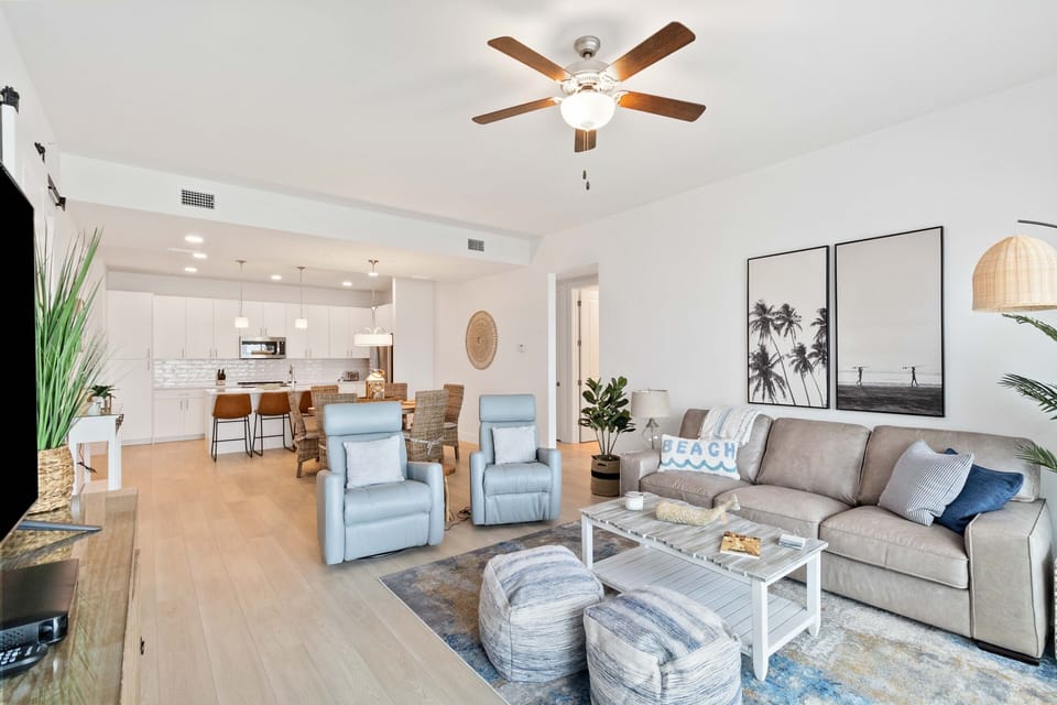 #403 The Harbor Condos Living Room