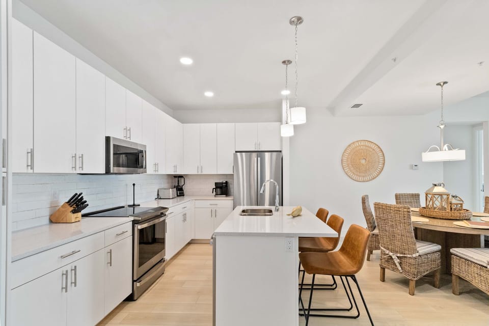 #403 The Harbor Condos Kitchen