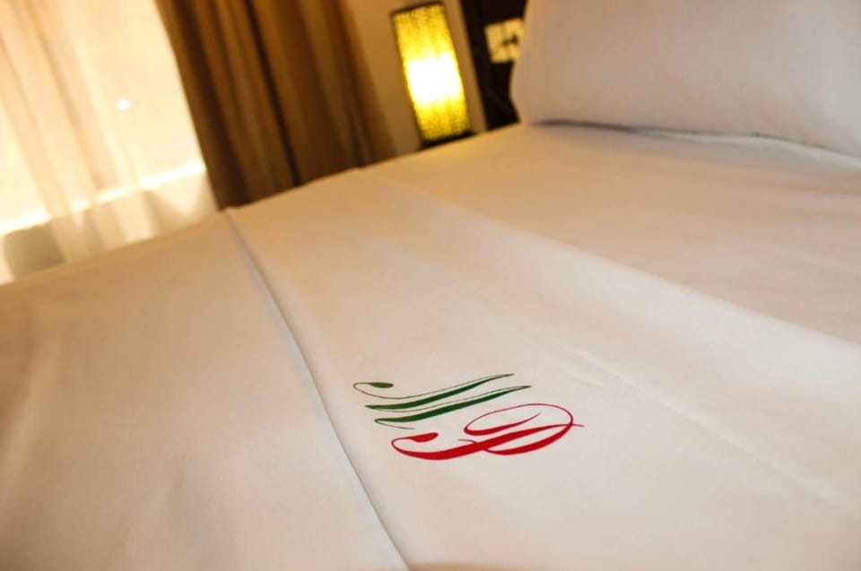 Exclusive Room | Egyptian cotton sheets, premium bedding, Select Comfort beds