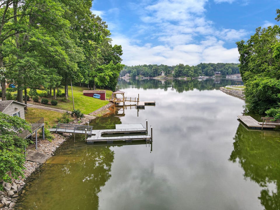 Situated on a quiet cove, great for fishing!