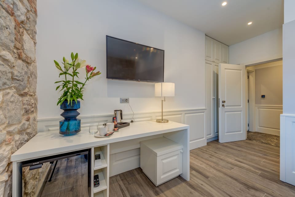 Deluxe Double Room | In-room safe, individually decorated, individually furnished, desk