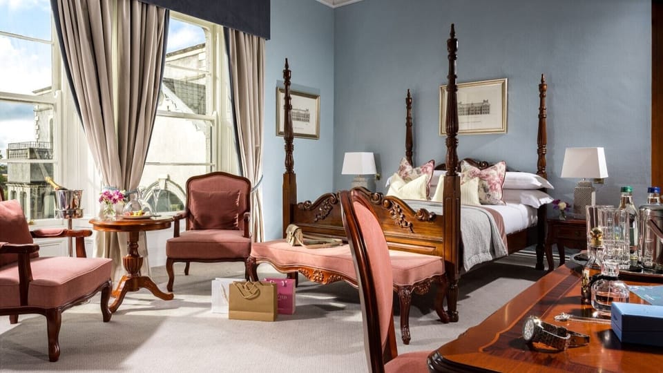 Suite | In-room safe, individually decorated, individually furnished, desk